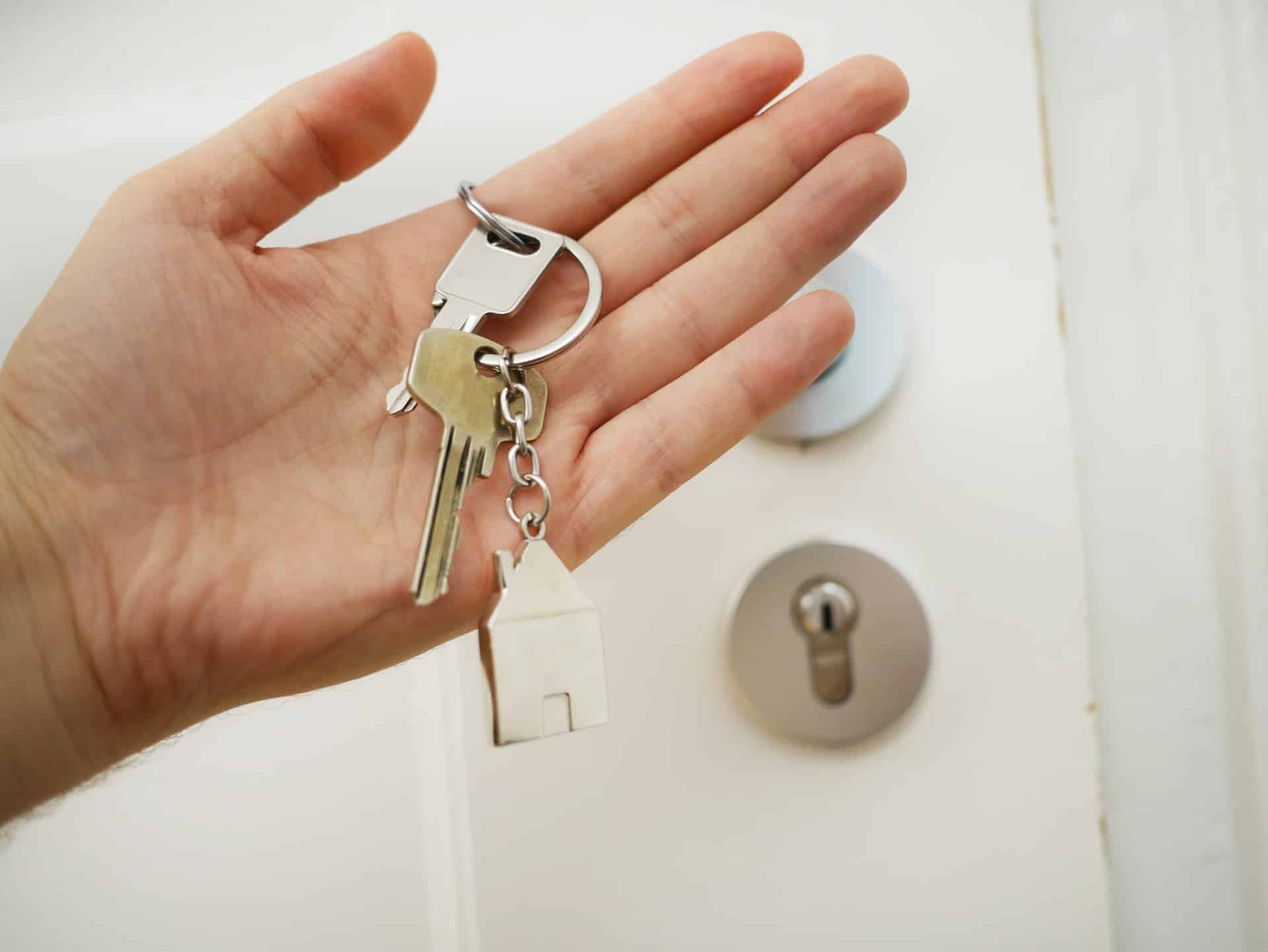 photo of a hand holding house keys representing new changes to Ontario's real estate industry